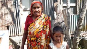 মোবাইল বিক্রি করে ওষুধ ও খাবার কিনলেন দিনমজুর শাহনাজ